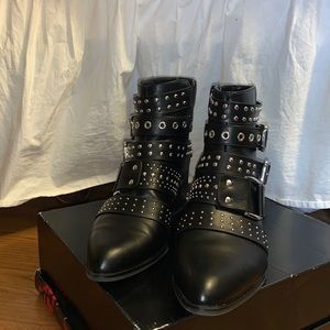 Black buckle stud detail